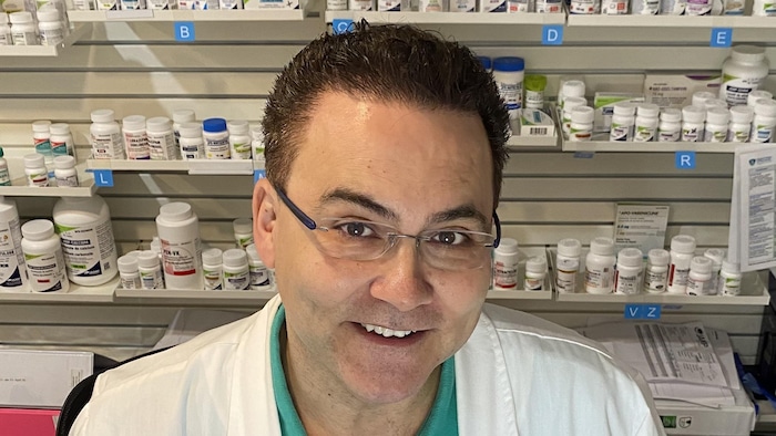 Alexander Mihaila, « Monsieur le pharmacien », dans sa pharmacie au centre-ville de Toronto.