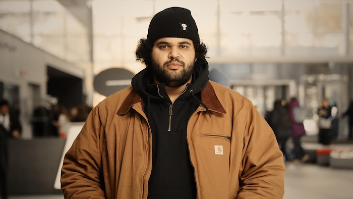 Portrait de Mounir Kaddouri dans l'atrium de Radio-Canada.