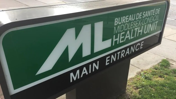 L'affiche de l'entrée principale du Bureau de santé de Middlesex-London.