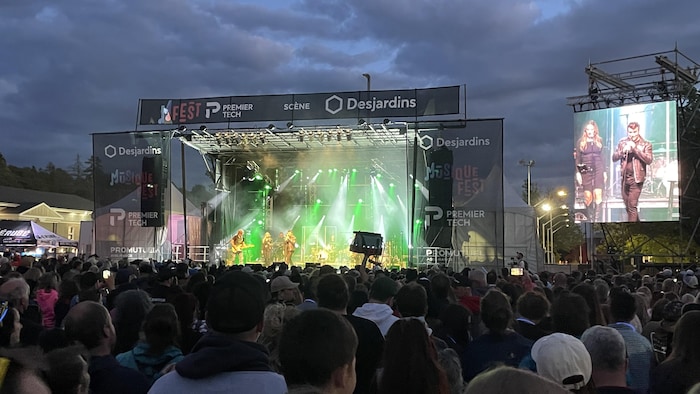 La scène du Musique Fest de Rivière-du-Loup.