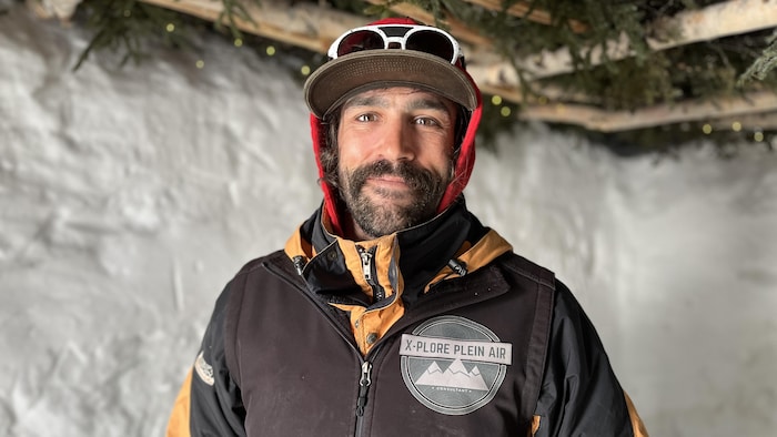 Nathan Boily-Brisson dans un abri de neige.
