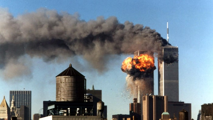 Une boule de feu s'échappe de la tour sud du World Trade Center.