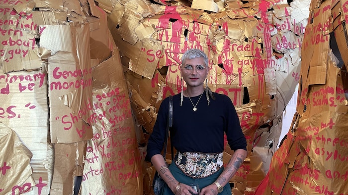 Tarun Godara, devant son installation.