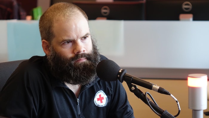 Grégoire Cormier devant un micro.