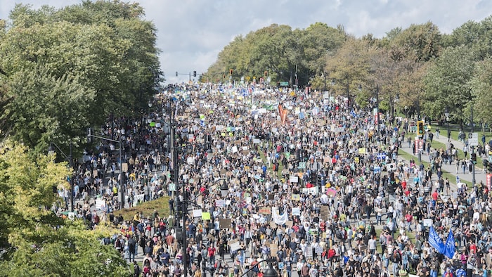 La foule se masse dans une rue de Montréal.