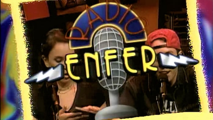 Un arrêt sur representation de l'introduction de l'émission Radio Enfer, sur lequel connected voit le logo de cette série jeunesse.