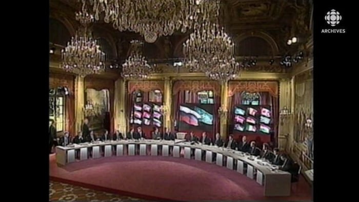 Table à laquelle étaient assis les 20 dirigeants de l'OTAN et de la Russie lors de la signature de l'Acte fondateur avec la Russie. 