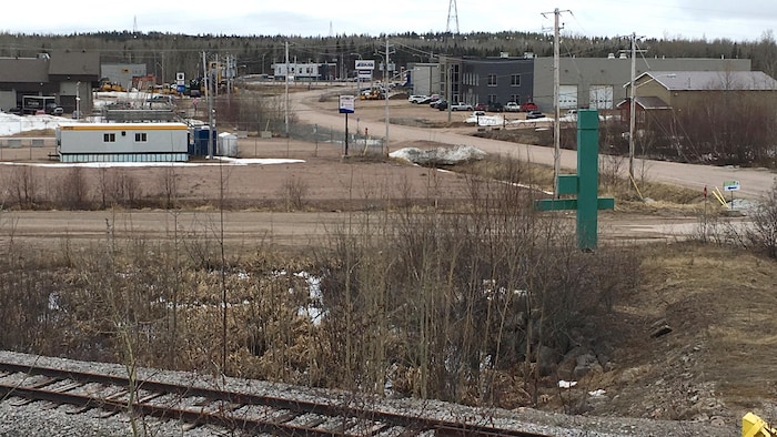 Un quartier industriel de Baie-Comeau : un chemin de fer et des bâtiments.