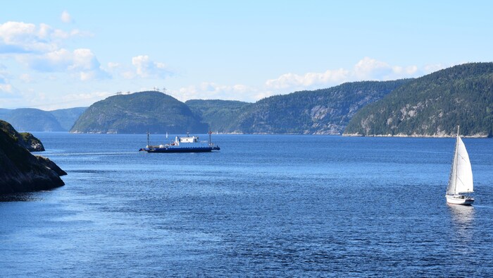 Des bateaux voguent dans le parc marin du Saguenay-Saint-Laurent.