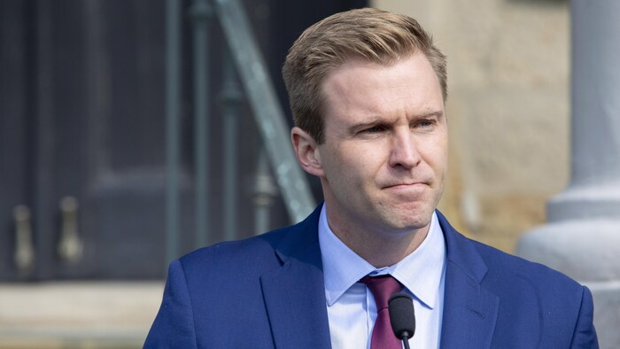 Brian Gallant écoute des questions de journalistes.