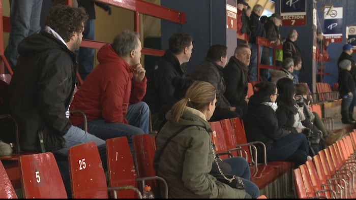 Des parents dans les gradins, lors d'un match de hockey. 