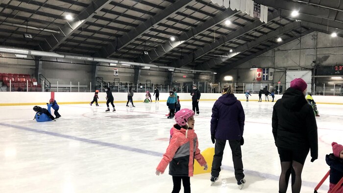 Des familles sur la patinoire à l'aréna de Sept-Iles. 
