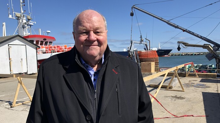 Paul Boudreau, représentant des crabiers traditionnels de la zone 12 sur le port de Cap-aux-Meules.