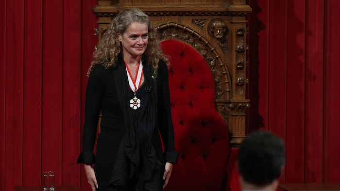 Julie Payette, debout, dans la salle rouge du Sénat canadien.
