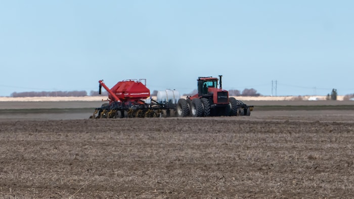Le tracteur d'un agriculteur dans un champ en Saskatchewan.