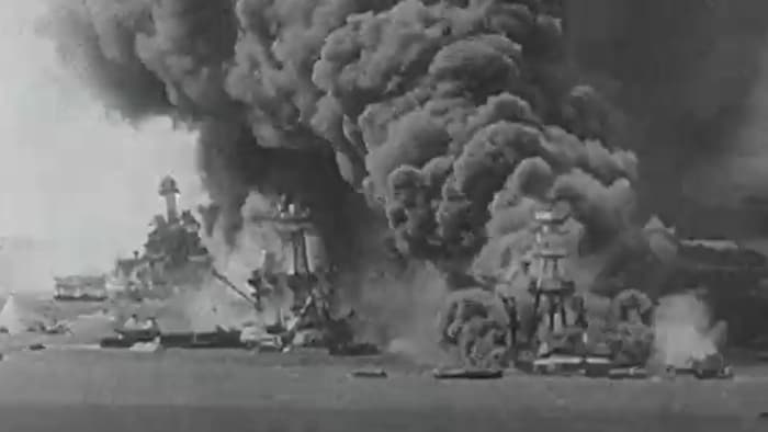 Un panache de fumée monte d'un navire attaqué à Pearl Harbor le 7 décembre 1941. 