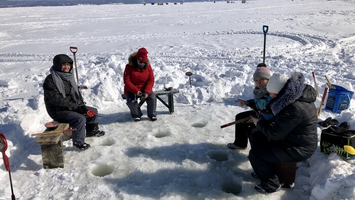 Quatre pêcheurs sur la glace