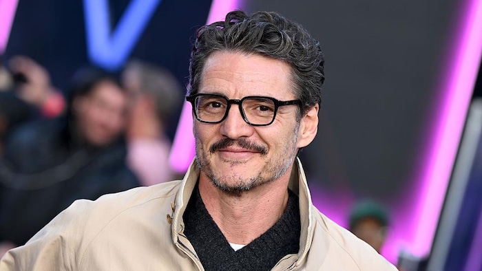 Portrait sur un tapis rouge de Pedro Pascal.