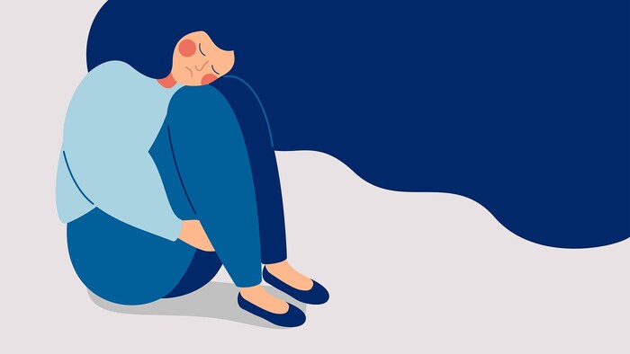 Illustration d'une femme assise la tête posée sur ses genoux, avec un air triste sur le visage, et ses cheveux qui s'envolent.
