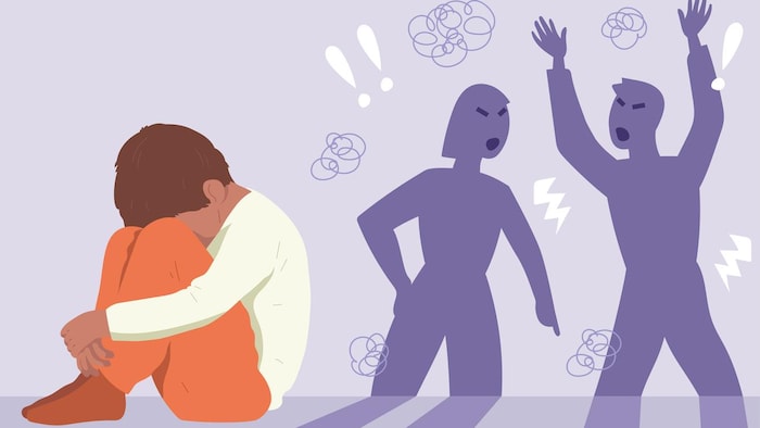 Illustration d'un enfant qui se prend la tête dans les genoux avec en arrière-plan l'ombre de ses deux parents qui se disputent.
