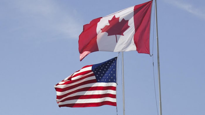 Las banderas de Canadá y Estados Unidos ondean en el Parque Peace Ark, ubicado en la frontera entre los dos países cerca de Surrey, Columbia Británica.