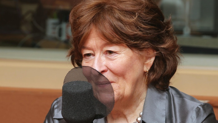 لويز أربور تتحدث في ميكروفون في مقابلة مع إذاعة راديو كندا.