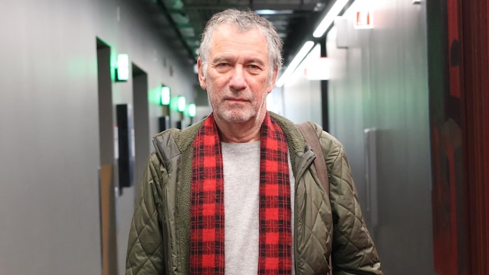 Robert Morin se tient debout.