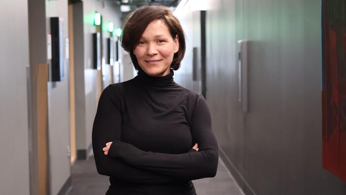 Sandrine Bisson pose, les bras croisés.