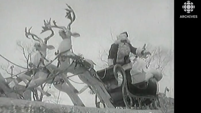 Défilé du père Noël sur son traîneau à Montréal dans les années 1950. 