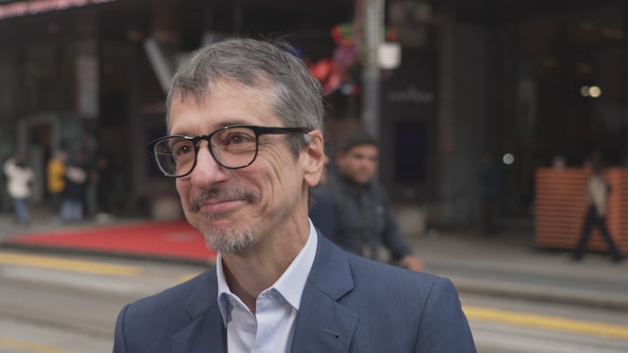 Philippe Falardeau devant le cinéma TIFF Lightbox, à Toronto. 