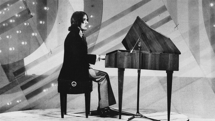André Gagnon jeune, assis derrière un piano 
