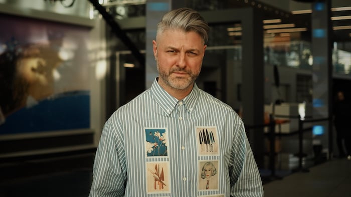 Un portrait de Pierre Lapointe dans l'atrium de Radio-Canada.