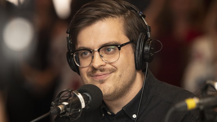 Pierre Lavoie derrière un micro.