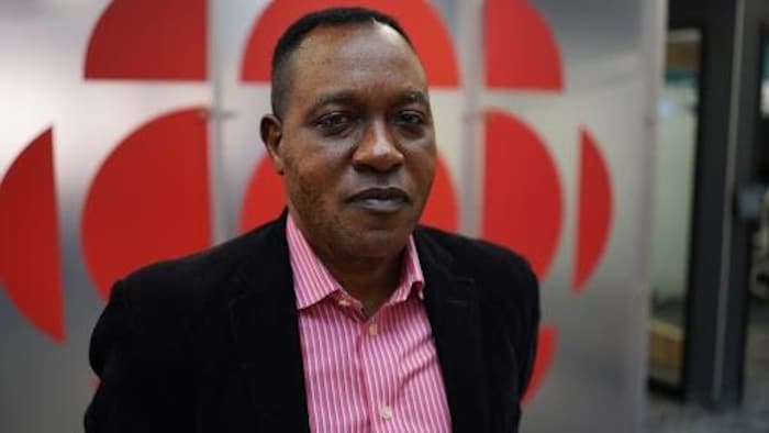 Photo portrait de l'invité dans le studio de Radio-Canada à Regina.