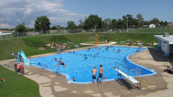 Piscine extérieure Saint-Nom-de-Marie de Baie-Comeau, l'été, avec des baigneurs.