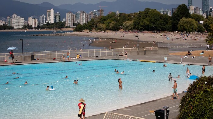 La piscine du quartier Kitsilano, à Vancouver, et, en arrière-plan, la plage de Kitsilano, par une journée d'été.