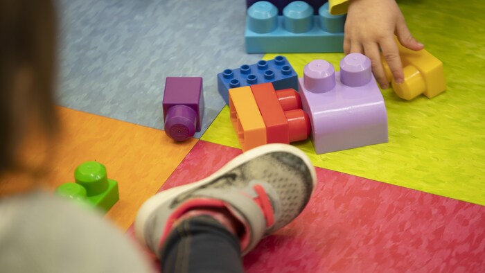Des enfants jouent avec des jouets.