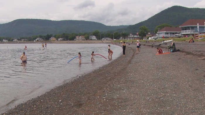 La plage de Carleton-sur-Mer est l'un des endroits de la baie des Chaleurs où l'eau est plus chaude.