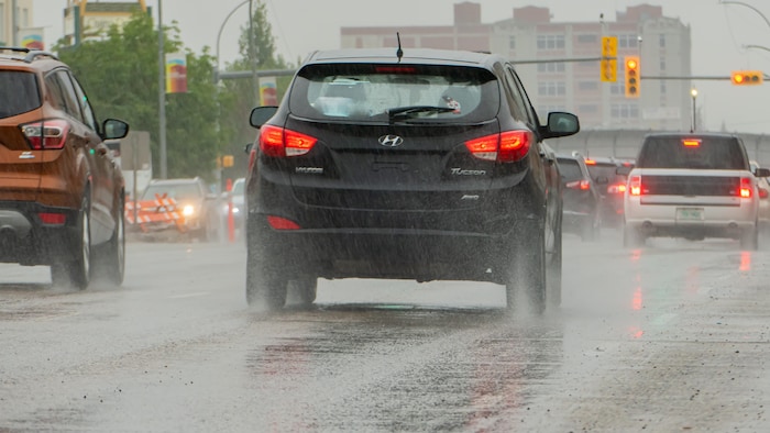 Des voitures sur la route lors d'une journée pluvieuse.