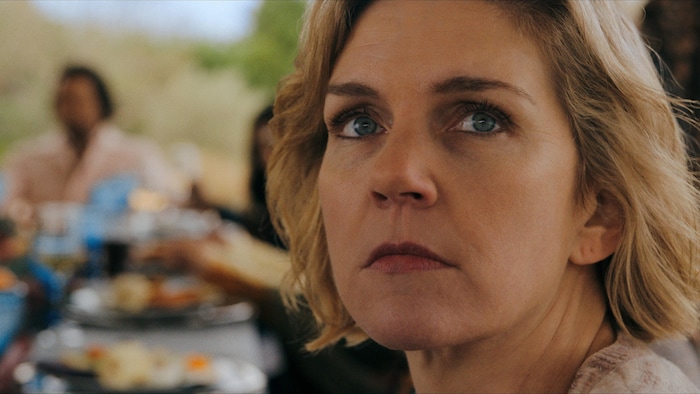 Photo de Carol Sturka, personnage principal de la série incarné par l'actrice Rhea Seehorn.