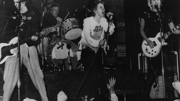 Les membres du légendaire groupe britannique Sex Pistols le 27 juillet 1977 pendant un concert à Copenhague, au Danemark