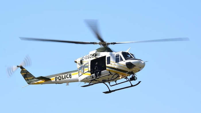 Un hélicoptère de la SQ dans le ciel.