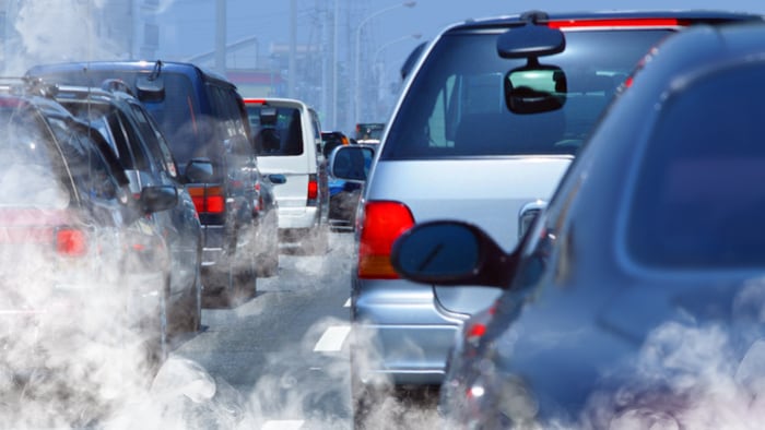 Des voitures émettant de la pollution dans un embouteillage.