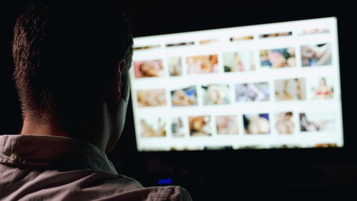 Un homme cherche des vidéos pornographiques sur internet.