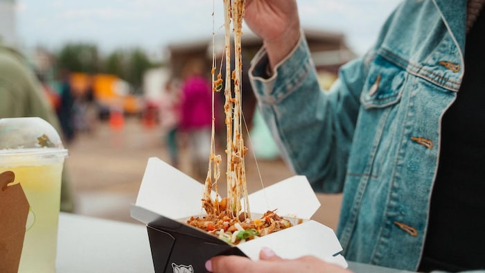 Une poutine avec une fromage très fondu.