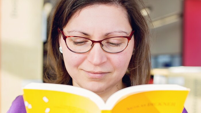 Portrait de la femme qui lit un livre.