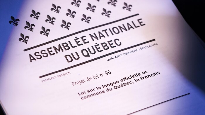 صفحة غلاف مشروع القانون 96، ’’قانون اللغة الرسمية والمشتركة في كيبيك، الفرنسية‘‘.