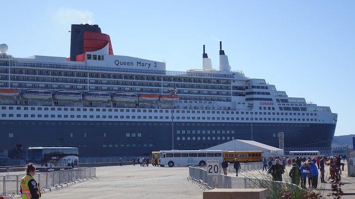 Le bateau Queen Mary 2 au quai de croisière de Sept-Îles.