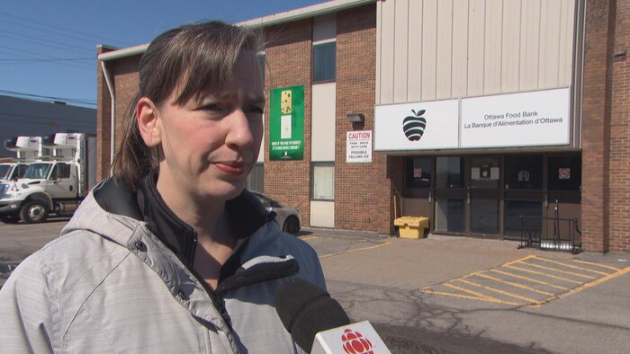 Rachael Wilson accorde une entrevue à Radio-Canada à l'extérieur de la bâtisse où se trouvait auparavant la Banque d'alimentation d'Ottawa.