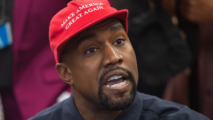 Kanye West, coiffé d'une casquette « Make America Great Again », parle.